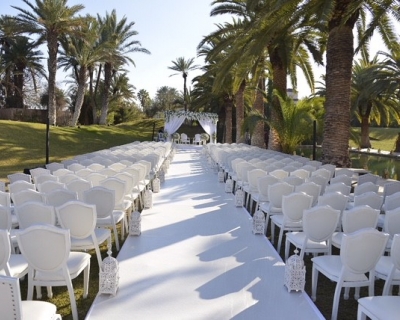 Chaises blanches mariage marrakech